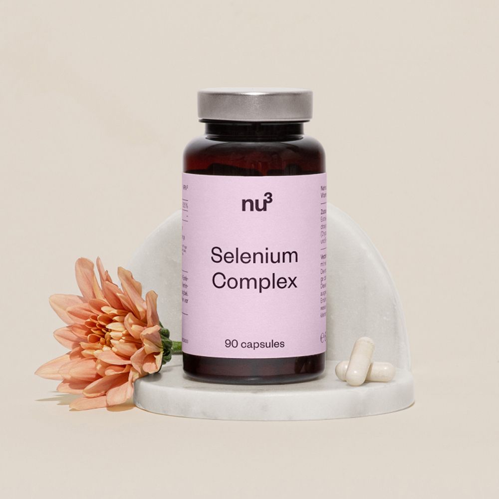 Flacon de nu3 Sélénium Complexe, 90 gélules, décoré d'une fleur et deux gélules.