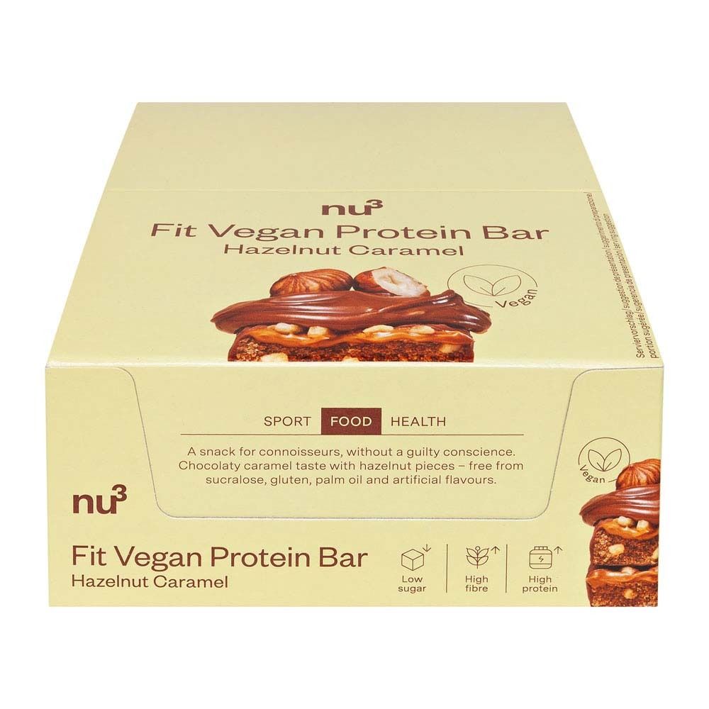 Boîte de nu3 Fit Vegan Protein Bar Hazelnut-Caramel. Inscription: nu3, Fit Vegan Protein Bar Hazelnut-Caramel. Image: barre avec noix.