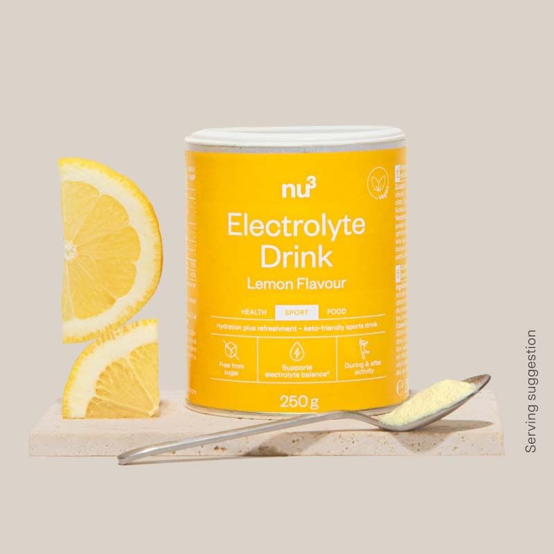 Boîte Nu3 Elektrolyte Drink avec tranches de citron et cuillère de poudre.