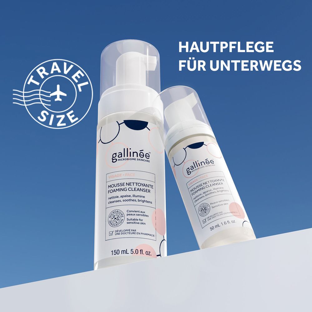 Deux flacons de Gallinée Foaming Cleanser format voyage sur fond bleu.