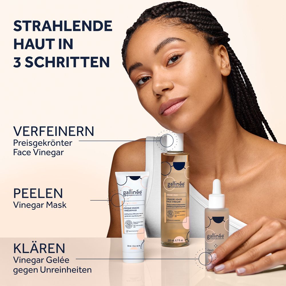 Une femme aux cheveux tressés présente trois produits de soin de la peau : un masque, une lotion et un sérum.