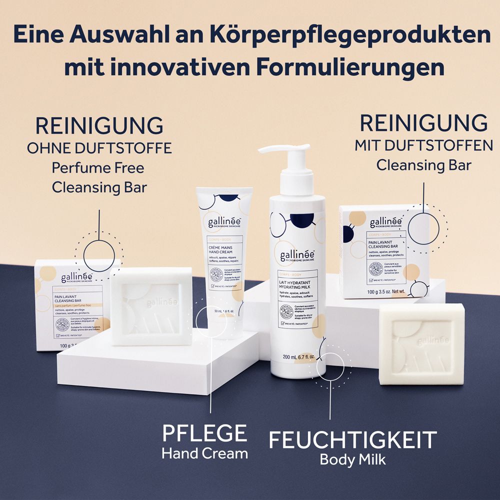 Plusieurs produits de soin de la peau, dont des savons, une crème pour les mains et un lait corporel, sont disposés sur des socles blancs.