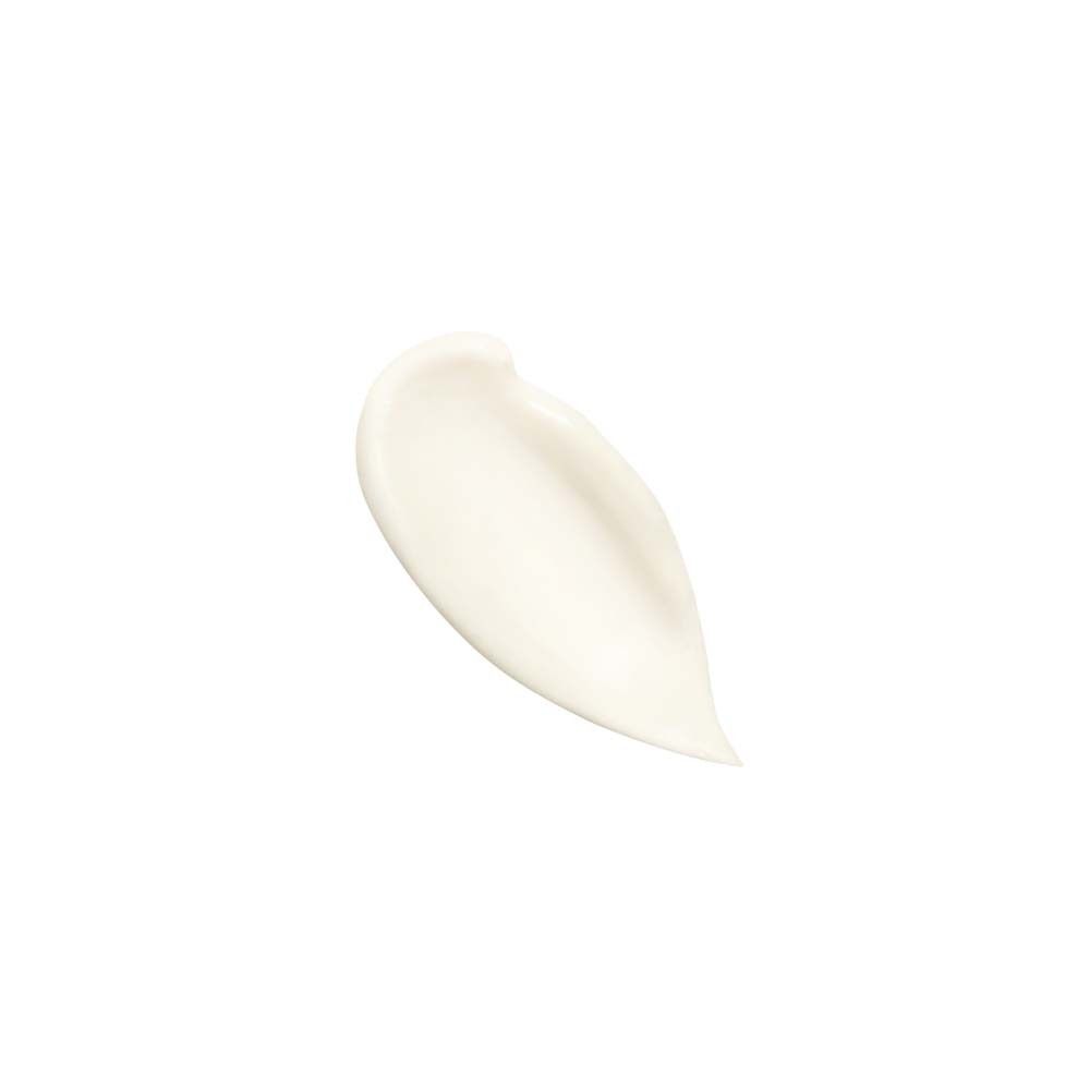 Une goutte de crème en forme de larme sur fond blanc. La crème est blanche.