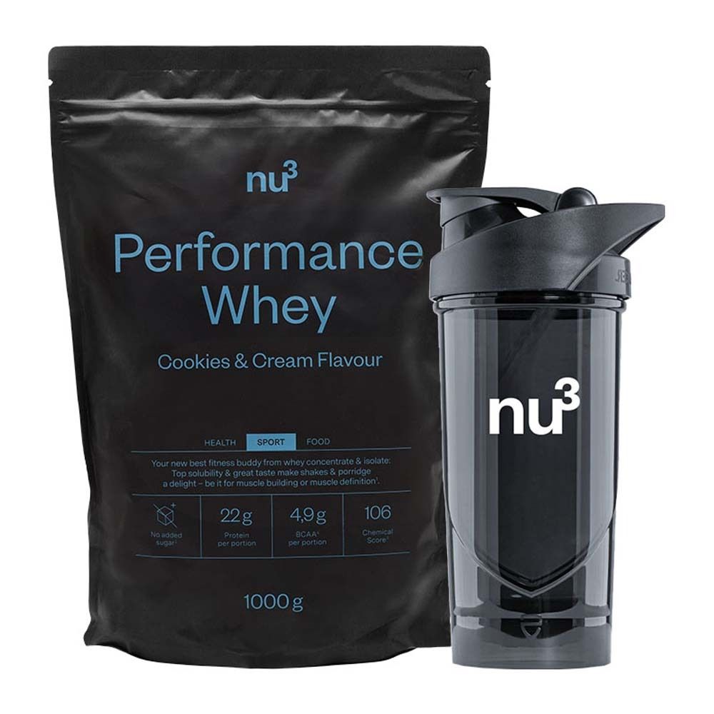 Sachet noir avec "nu3 Performance Whey" et shaker. Sachet avec texte bleu, shaker avec logo blanc.
