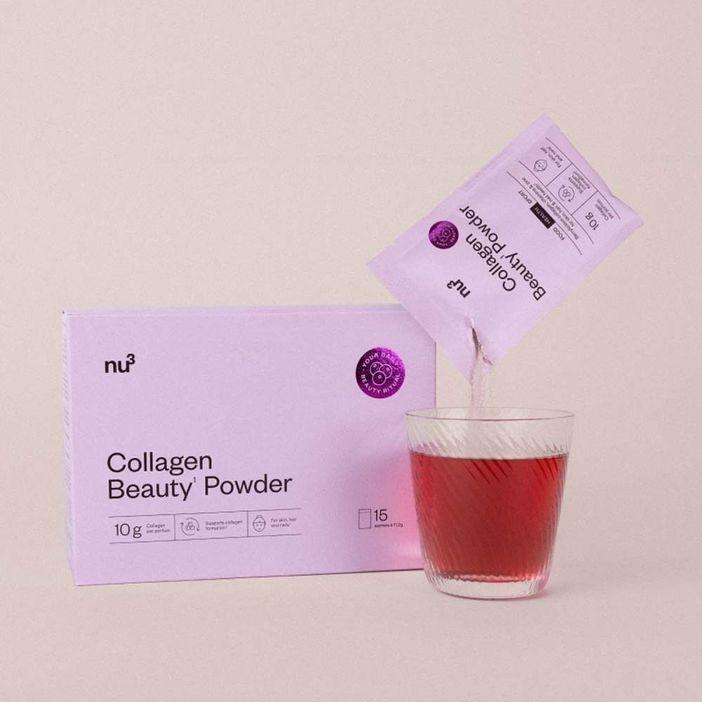 Boîte et sachet roses avec Collagen Beauty' Powder. La poudre est versée dans un verre.