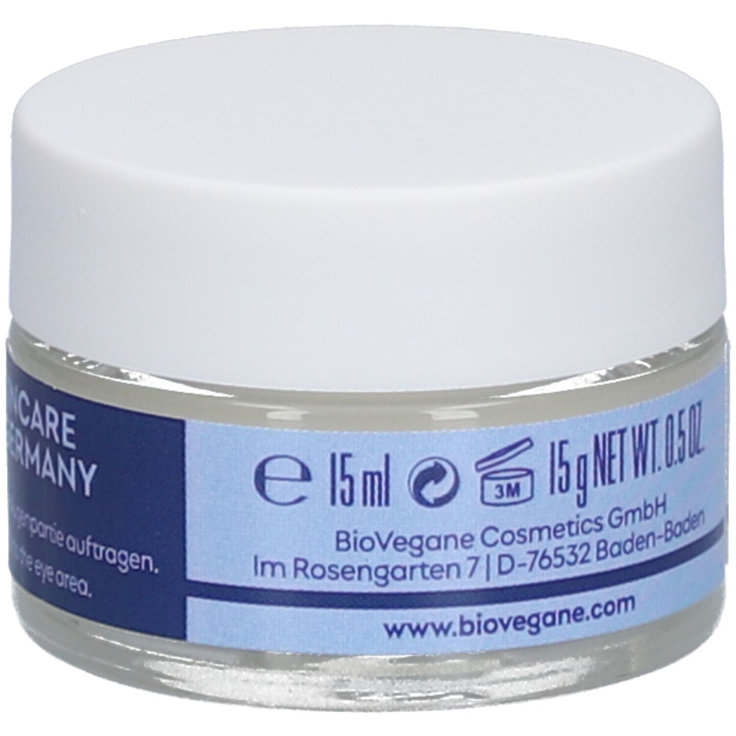Pot de crème pour les yeux avec couvercle blanc. Bande bleue avec texte : e 15ml. BioVegane Cosmetics GmbH. 15g NET WT. 0.5 OZ.