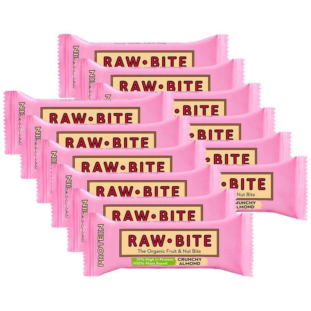 Plusieurs barres protéinées emballées en rose. Inscription: RAW BITE, Crunchy Almond. 27% de protéines, 100% végétal.