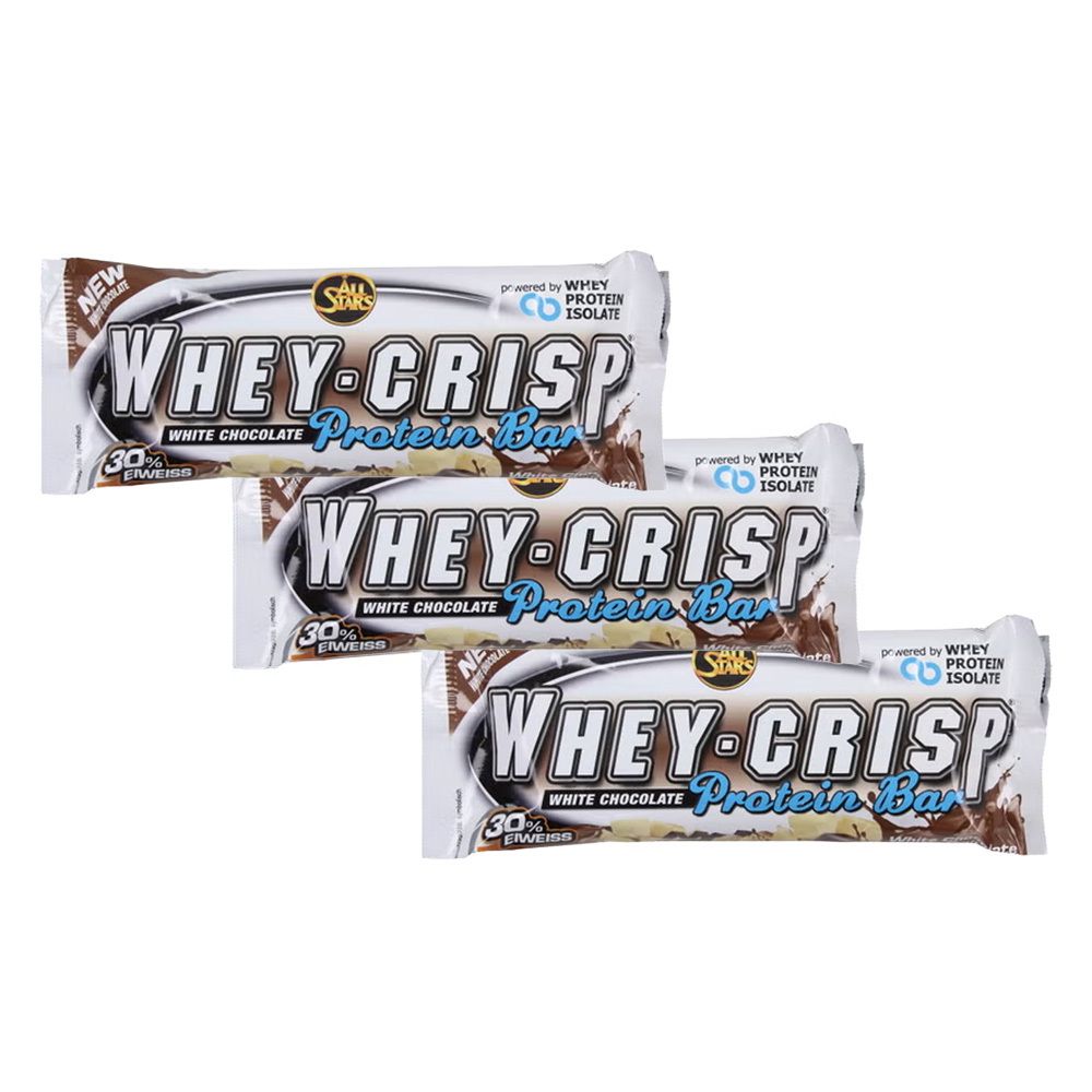 Trois présentoirs de barres protéinées. Inscription : WHEY-CRISP Protein Bar. Marque : AS. Emballage blanc avec éléments bruns et bleus.