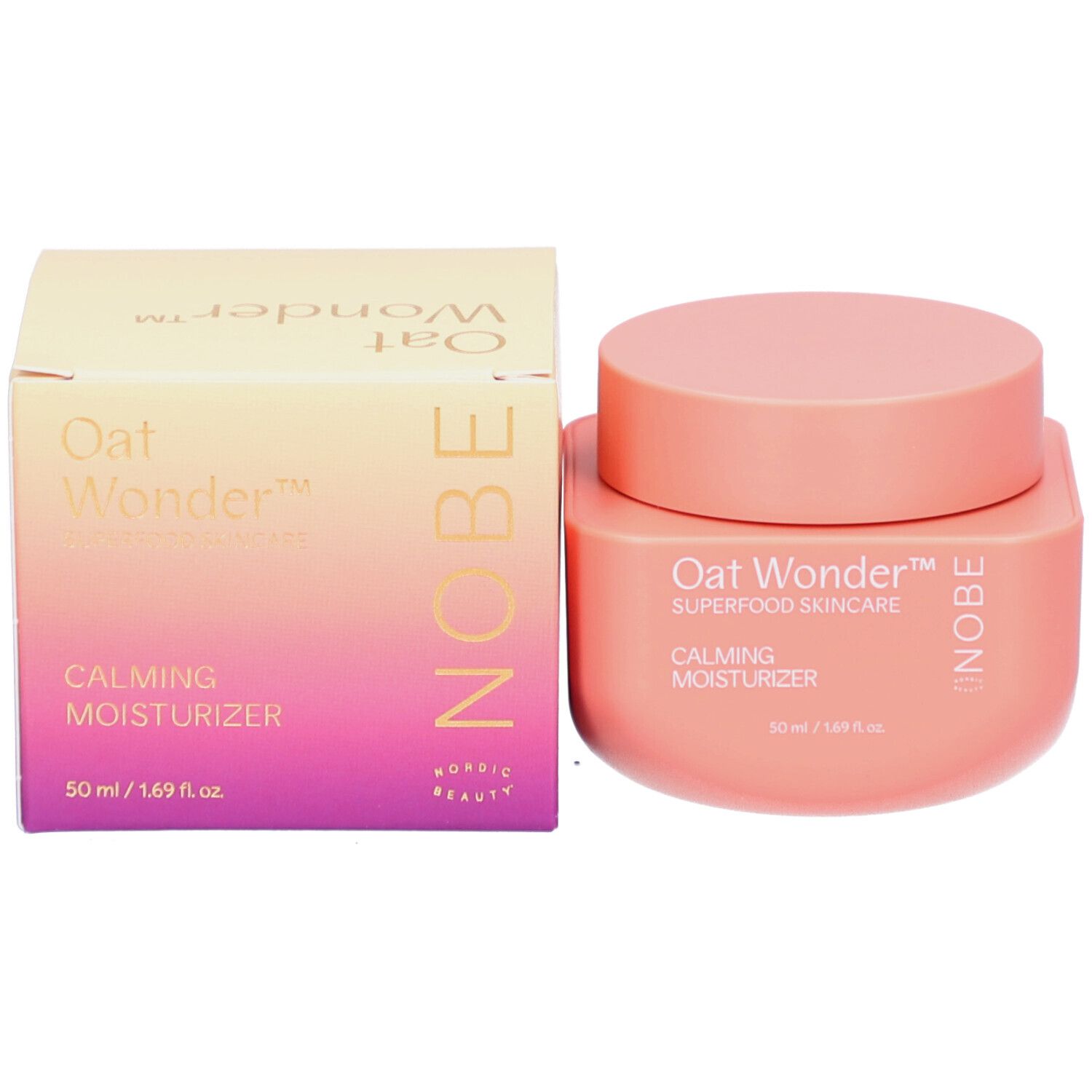 Pot et boîte roses. Inscription: Oat Wonder, Superfood Skincare, Calming Moisturizer. 50 ml / 1.69 fl. oz. Logo NOBE.