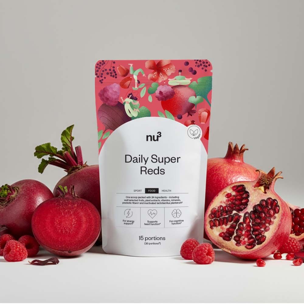Produit "nu3 Daily Super Reds" avec des fruits. Betteraves, grenade et framboises. Label végan.