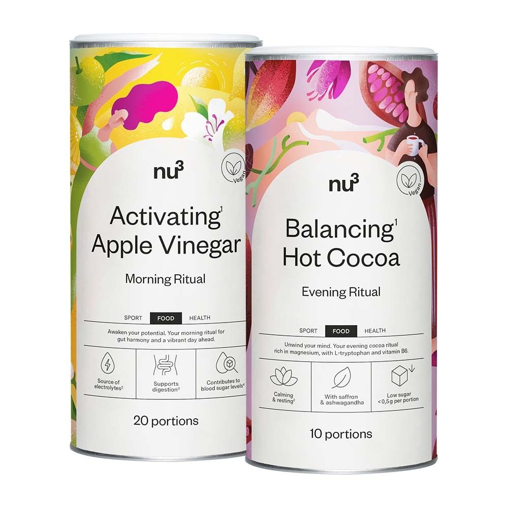 Deux boîtes cylindriques. L'une avec "Activatin Apple Vinegar", l'autre avec "Balancing Hot Cocoa". Les deux avec le logo "nu3" et le label végétalien.