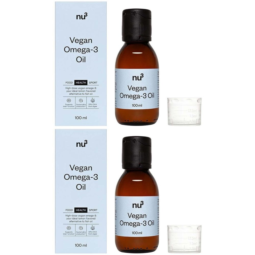 Deux flacons et deux boîtes de nu3 Vegan Omega-3 Oil. Flacons bruns avec bouchon noir, étiquette blanche. Boîtes blanches avec informations sur le produit.