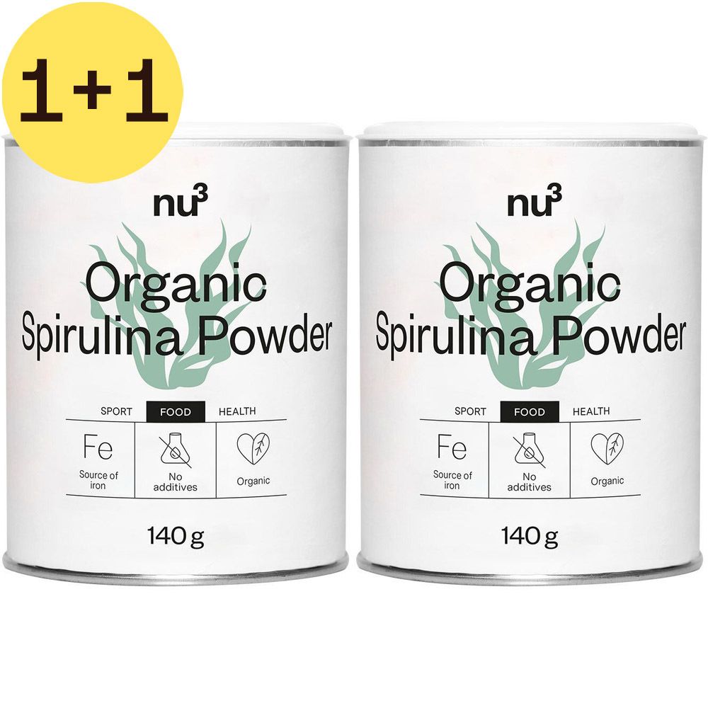 Deux boîtes de nu3 Bio Spirulina Powder. Inscription: Organic Spirulina Powder, 140g, source de fer, sans additifs, Organic. Autocollant jaune: 1+1.