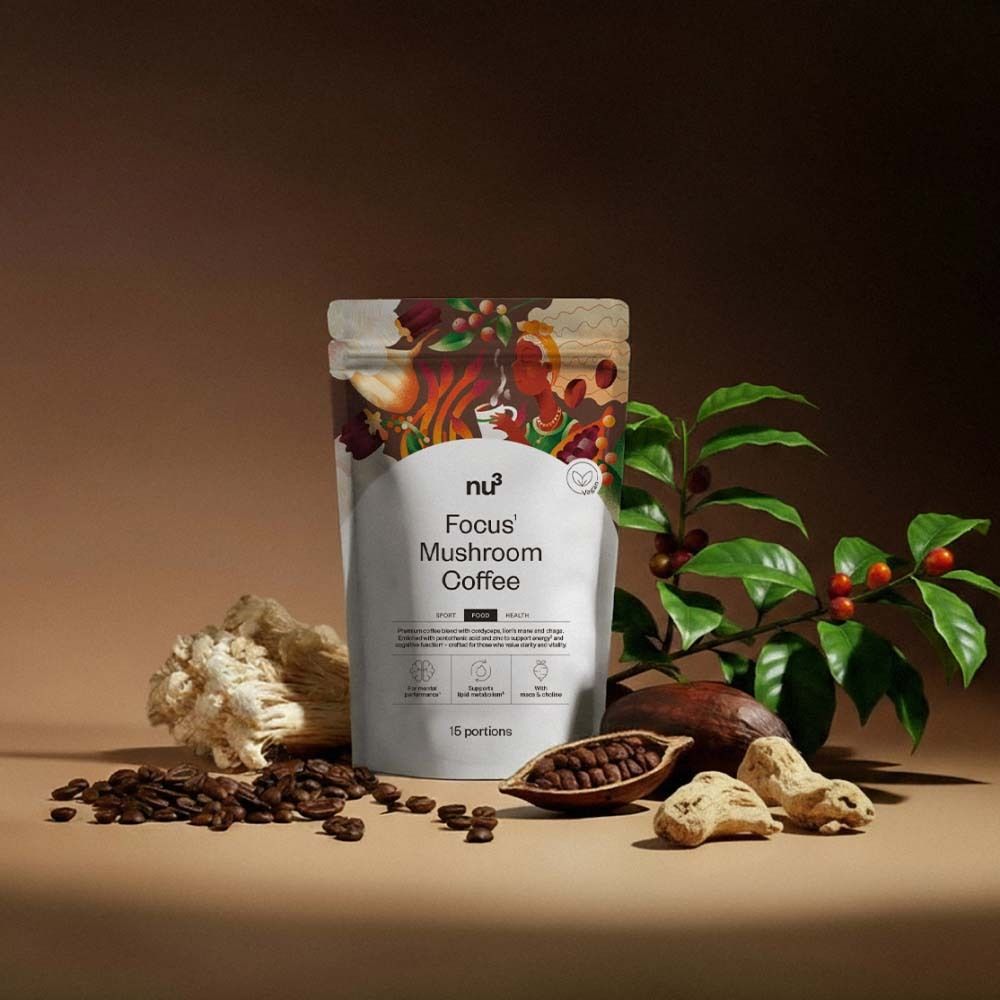 Emballage du produit nu3 Focus Mushroom Coffee. Sur fond marron, avec grains de café et ingrédients.