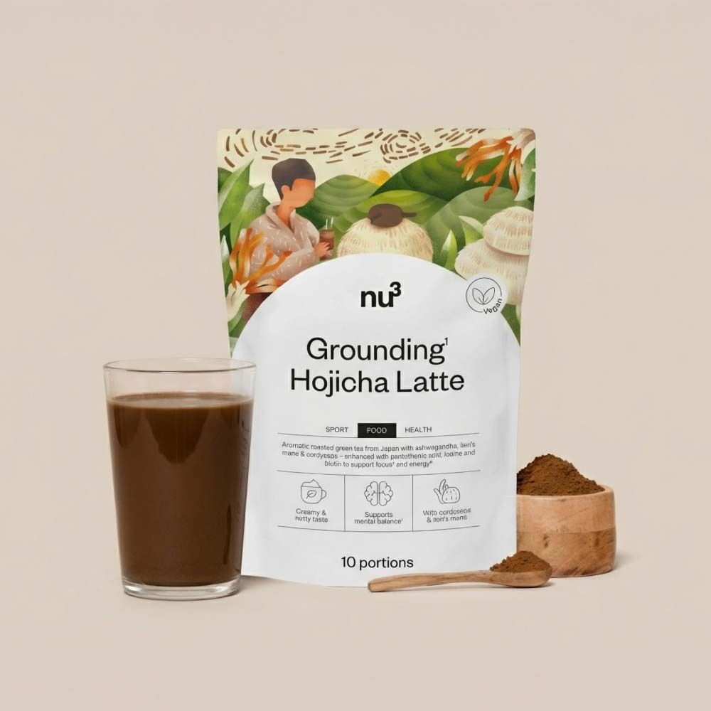 Emballage du produit nu3 Grounding Hojicha Latte, verre avec boisson, bol en bois avec poudre et cuillère.