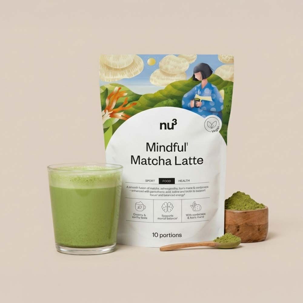 Verre de Matcha Latte, sachet nu3 Mindful Matcha Latte, bol en bois avec poudre, cuillère. Inscription : 10 portions.