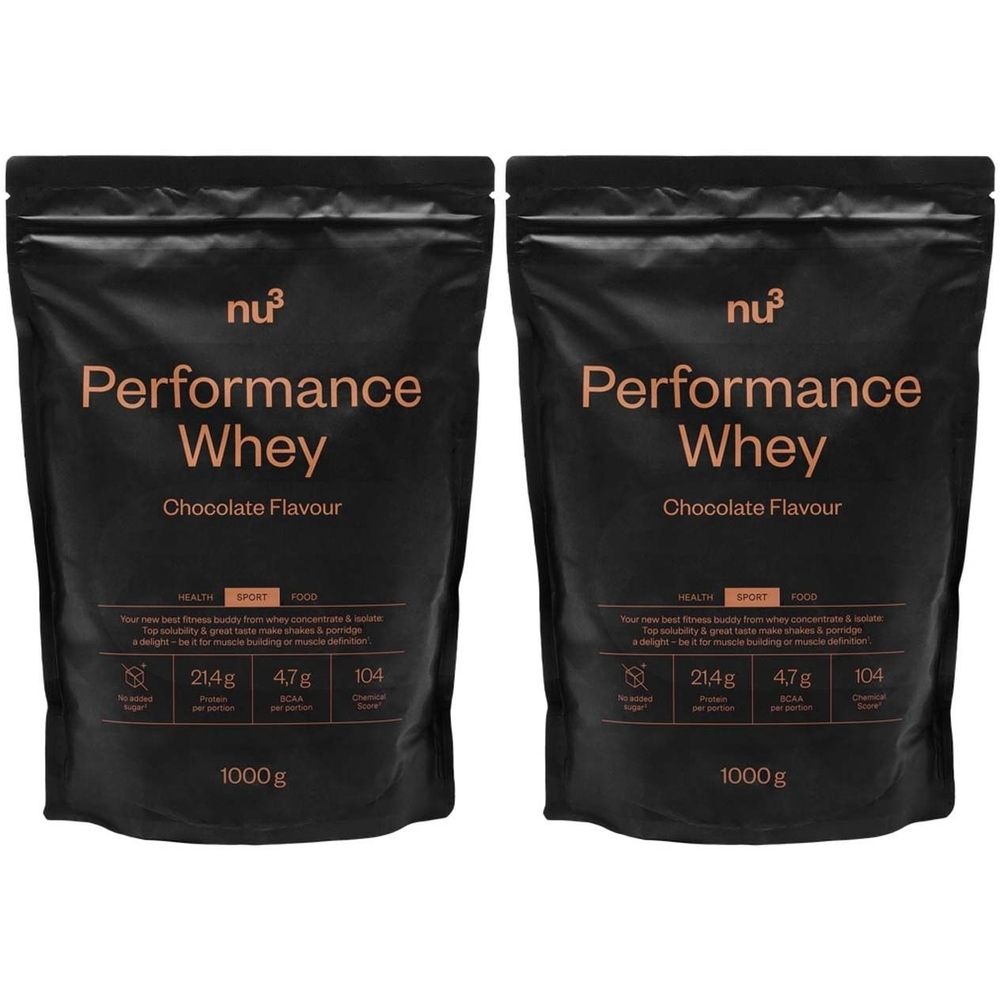 Deux sacs noirs avec l'inscription "nu3 Performance Whey Chocolate Flavour". Inscription: 1000g.