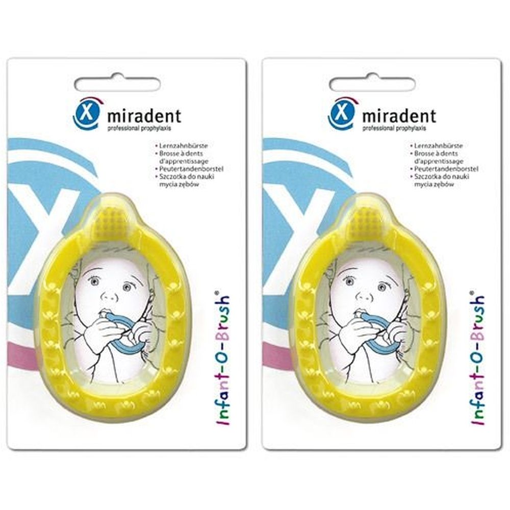 Deux brosses à dents d'apprentissage jaunes sur emballage. Marque : miradent, modèle Infant-O-Brush. Illustration d'un bébé.