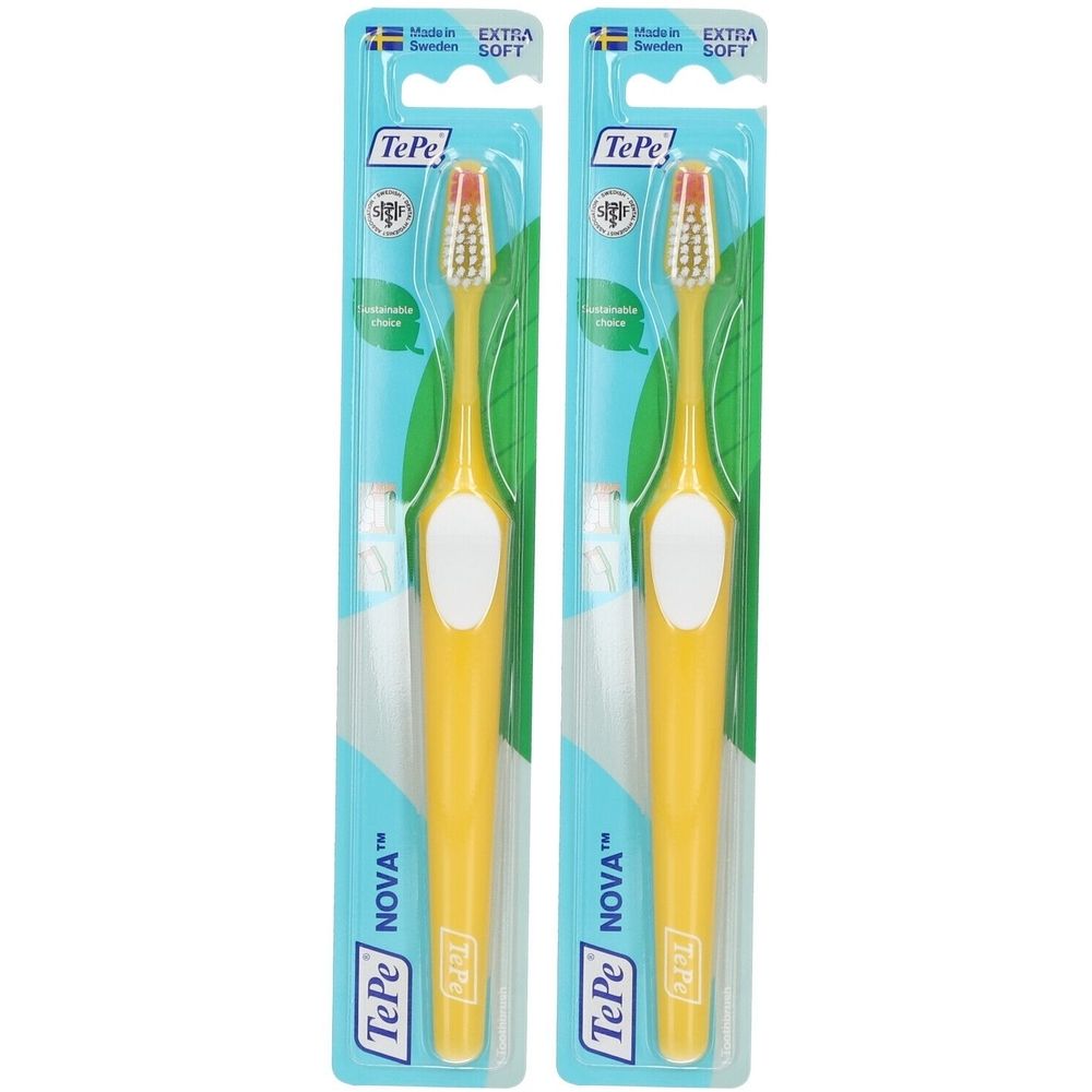 Deux brosses à dents jaunes dans leur emballage. Inscription : TePe Nova, Extra Soft. Avec symbole du drapeau suédois.