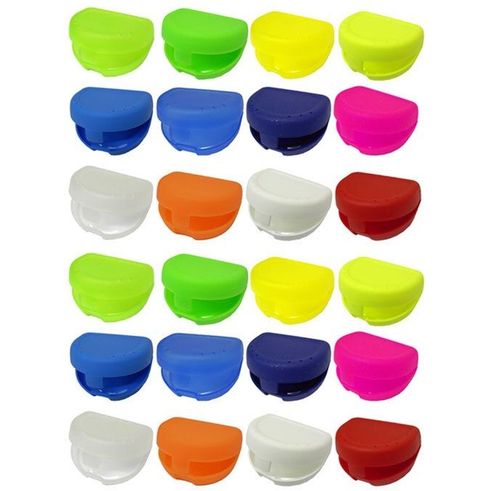 Boîtes multicolores pour appareils dentaires. Différentes couleurs : vert, jaune, bleu, rose, blanc, orange et rouge. Forme semi-circulaire avec fermeture à clip.