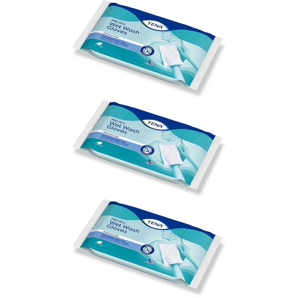 Trois paquets de TENA Wet Wash Gloves sans parfum. Emballage bleu et blanc avec nom du produit et logo.