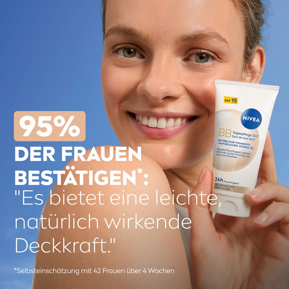 Femme tenant NIVEA BB Soin de Jour 5en1. Texte : 95% des femmes confirment : couvrance naturelle.