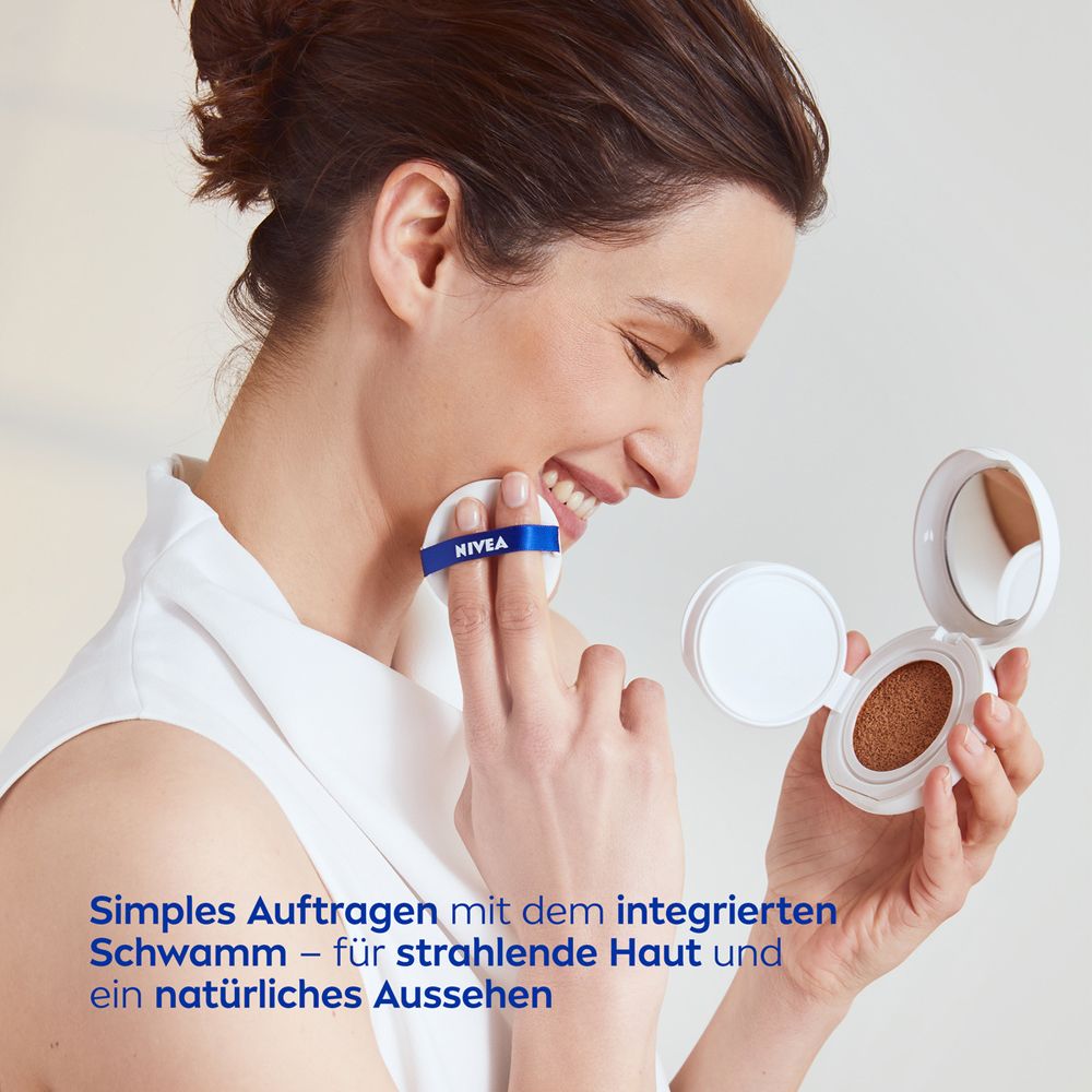 Une femme applique le NIVEA CELLULAR Expert Finish 3in1 Pflege Cushion avec un pad.