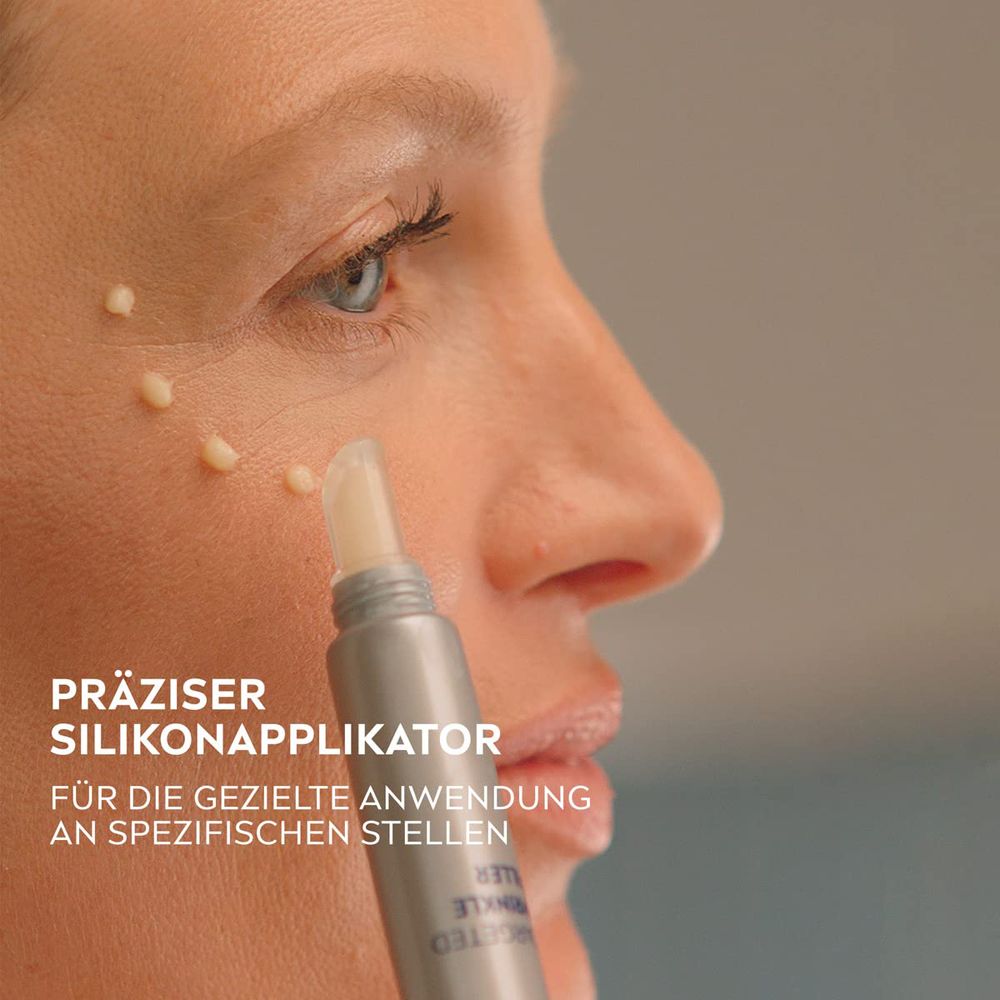 Gros plan d'une femme appliquant NIVEA Q10 Anti-Falten Experte avec l'applicateur en silicone.