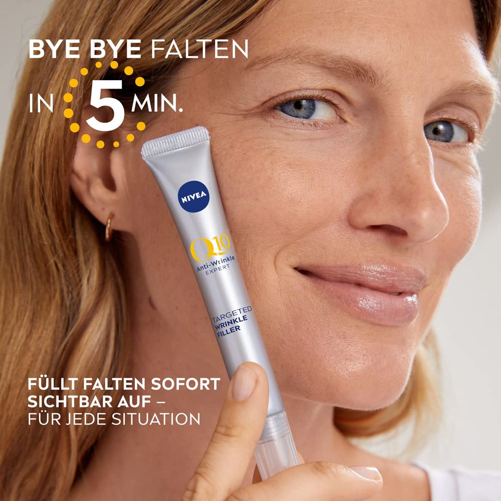 Femme tenant le tube NIVEA Q10 Anti-Falten Experte, souriant, avec texte "Bye Bye Rides en 5 Min.".