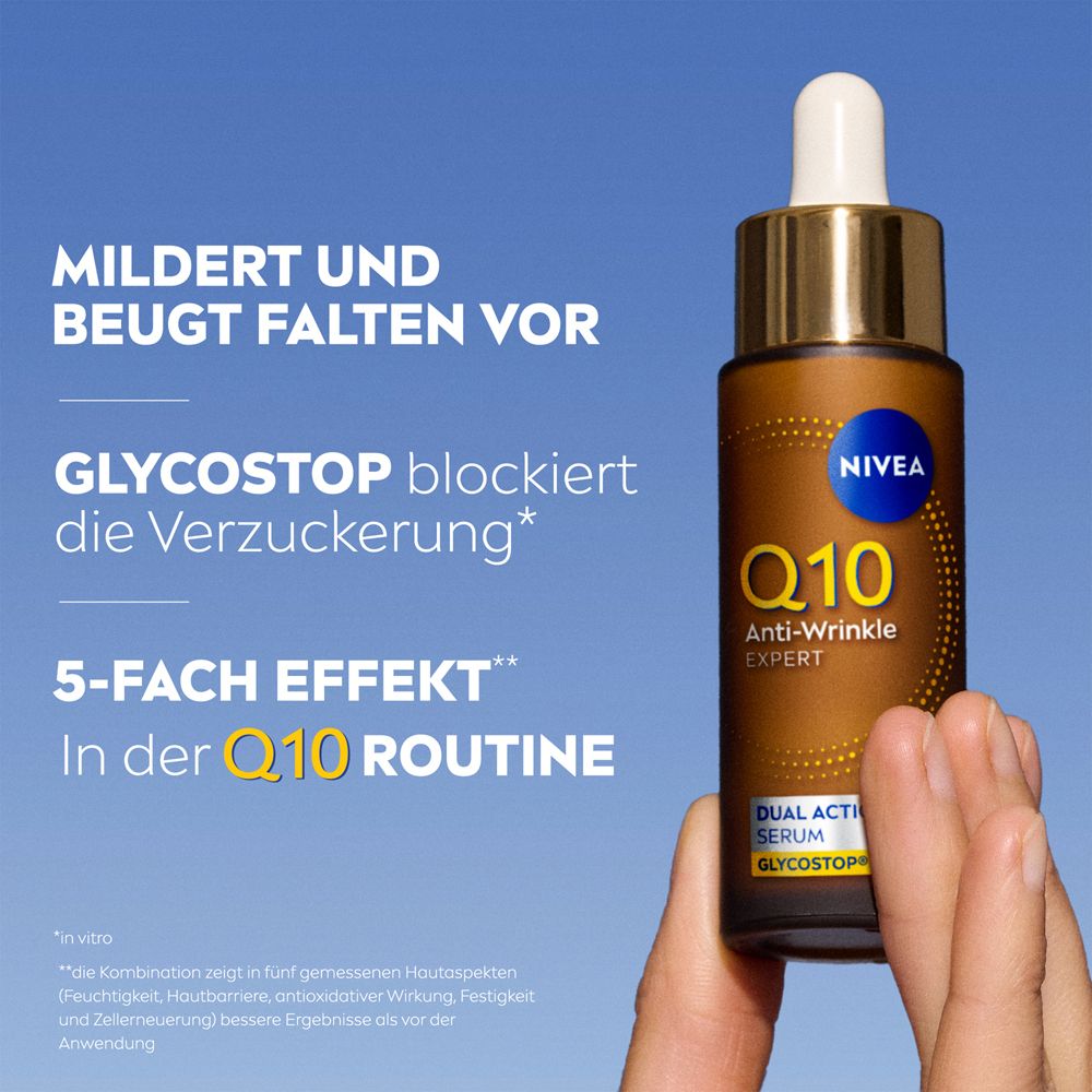 Main tenant le flacon de sérum NIVEA Q10 Anti-Wrinkle Expert devant un ciel bleu.
