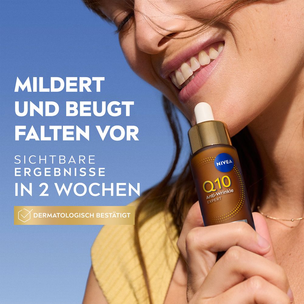 Femme tenant le flacon de sérum NIVEA Q10 Anti-Wrinkle Expert, testé dermatologiquement.