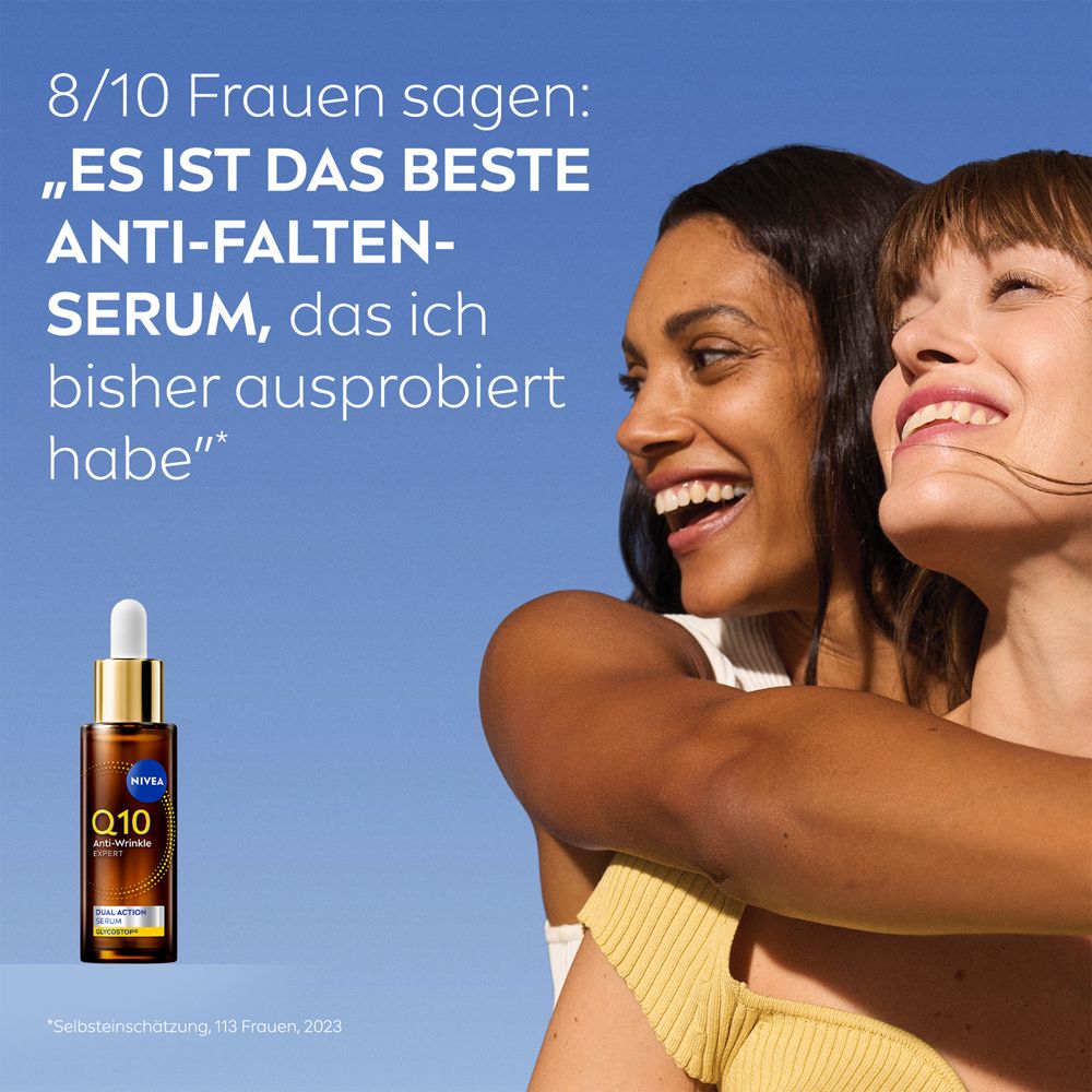 Deux femmes souriantes avec un flacon de sérum NIVEA Q10 Anti-Wrinkle Expert.