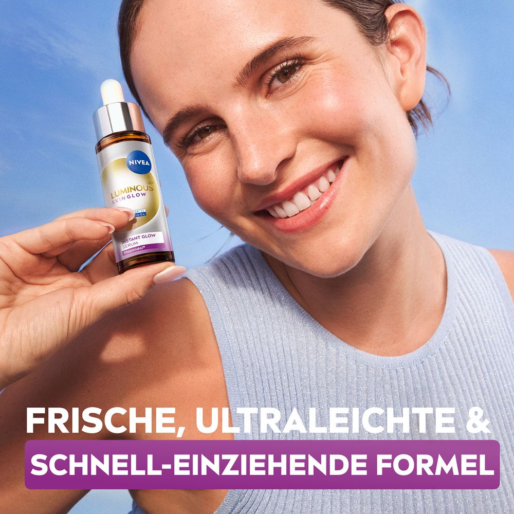 Femme tenant le flacon de sérum NIVEA LUMINOUS630® Instant Glow, peau radieuse.