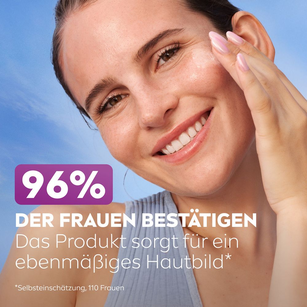 Femme avec NIVEA LUMINOUS630® Skin Glow Liquid Refiner. 96% confirment un teint uniforme.