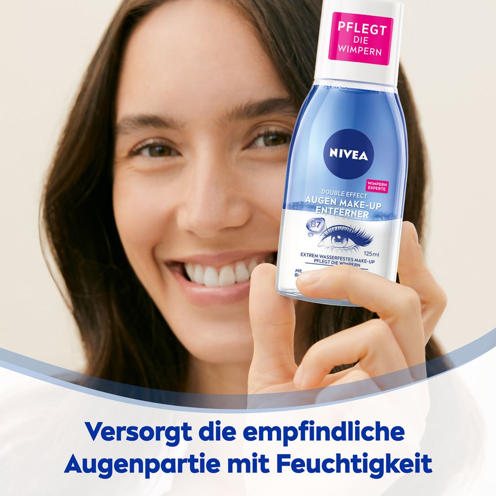 Femme tenant un flacon démaquillant pour les yeux NIVEA, souriant. Texte : Hydrate le contour des yeux sensible.
