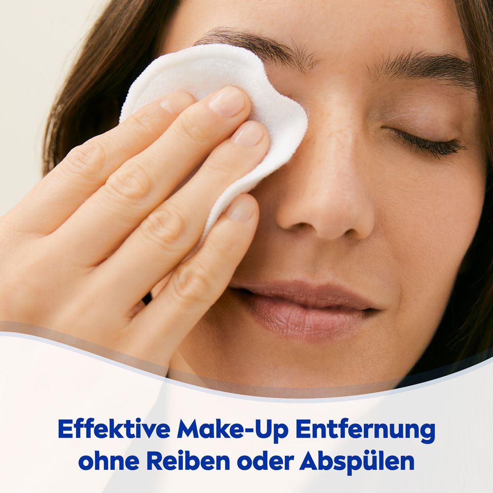 Femme retirant du maquillage avec un coton. Texte : Élimination efficace du maquillage sans frotter ni rincer.