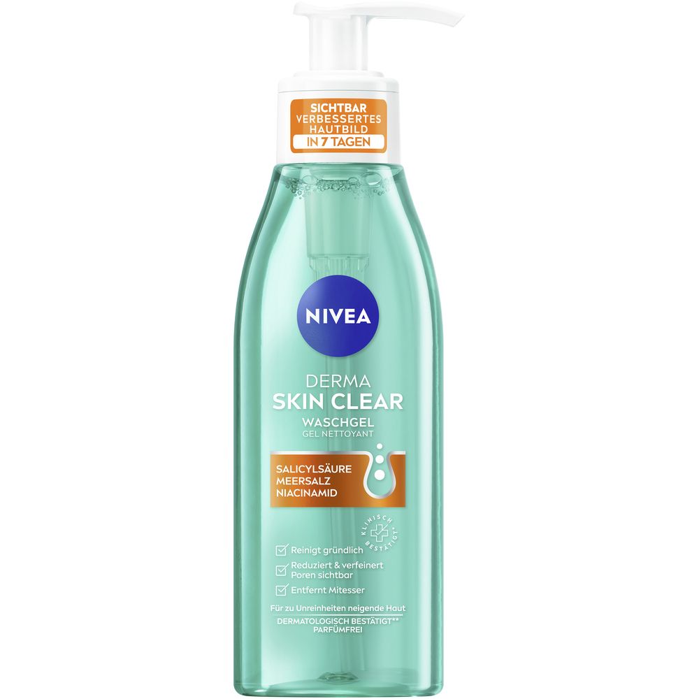 Gel nettoyant NIVEA DERMA SKIN CLEAR dans une bouteille transparente avec pompe. Contient de l'acide salicylique, du sel marin et du niacinamide.