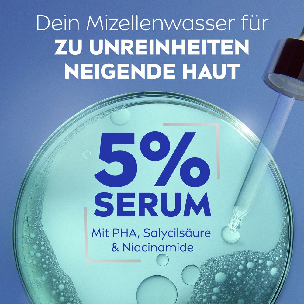 Gros plan : pipette déposant du sérum dans une boîte de Pétri avec de l'eau micellaire. Texte : 5% SÉRUM avec PHA, Acide Salicylique & Niacinamide.