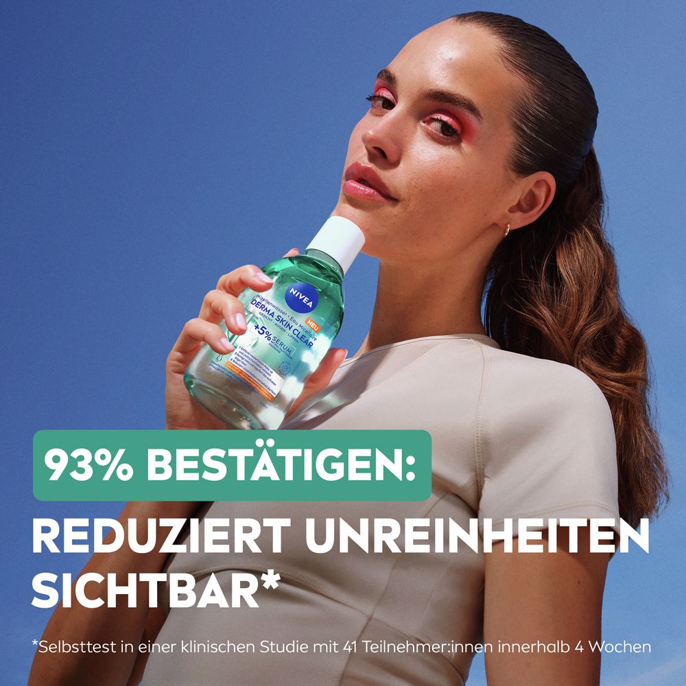 Femme tenant une bouteille NIVEA DERMA SKIN CLEAR Eau Micellaire. Texte : 93% confirment : Réduit visiblement les imperfections.