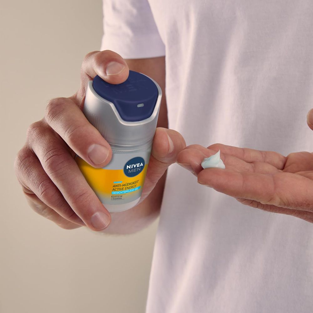 Un homme applique le Gel de soin visage NIVEA MEN Active Energy.