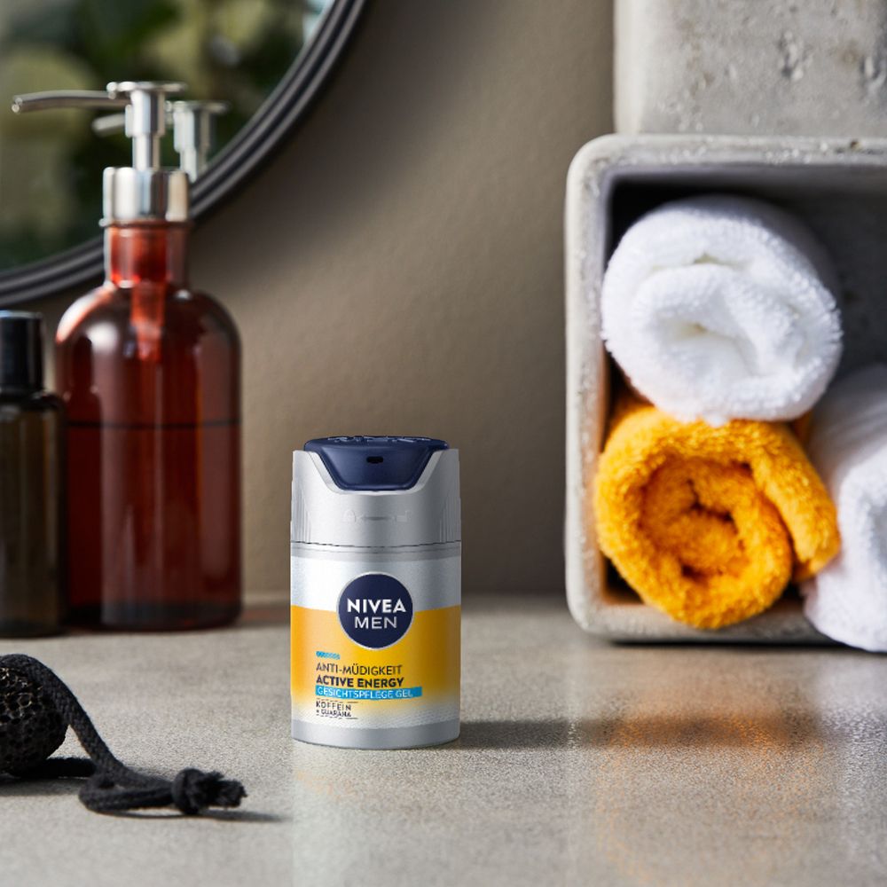Gel NIVEA MEN Active Energy sur une table de salle de bain.
