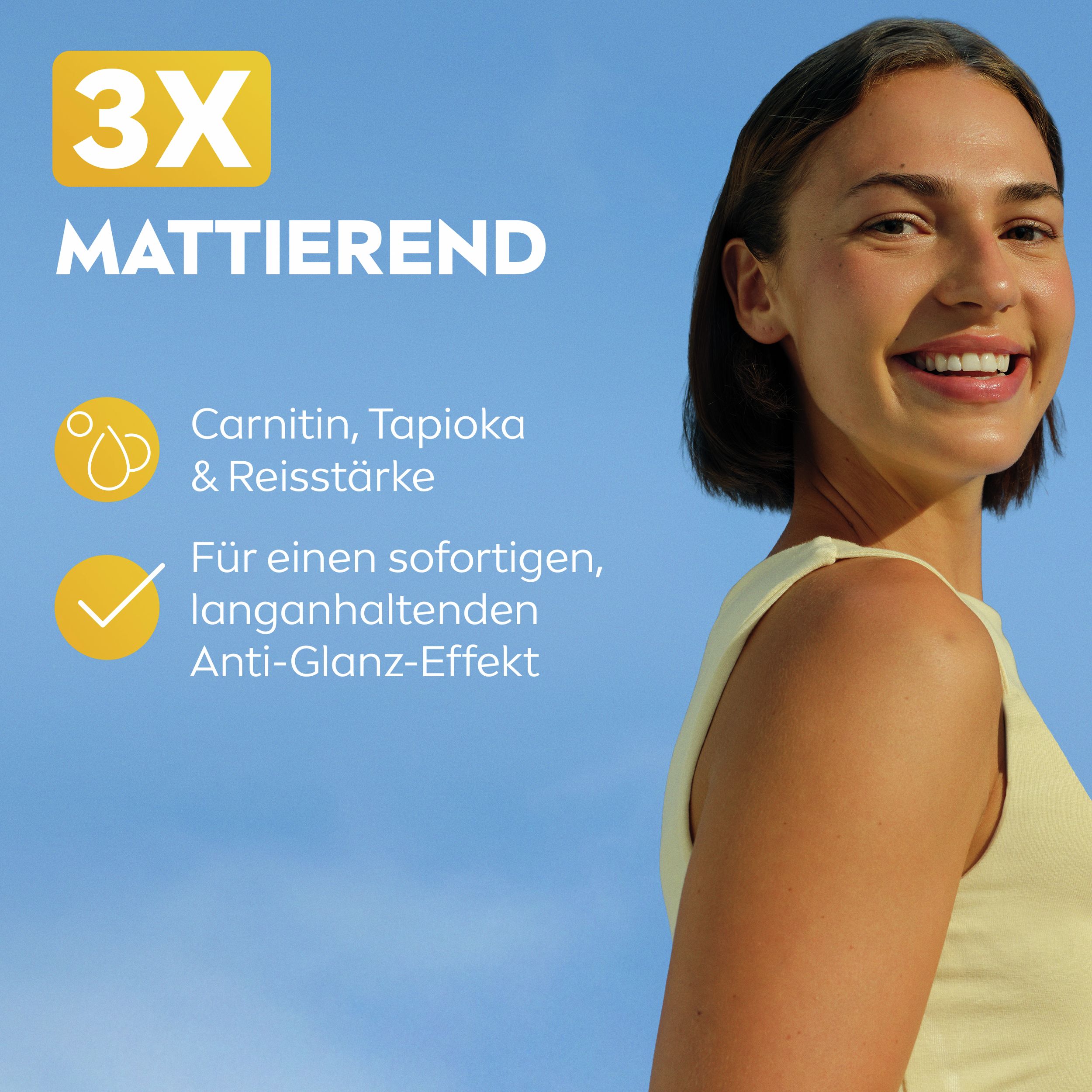 Jeune femme souriante. Texte: 3x matifiant, Carnitine, Tapioca & Amidon de riz, effet anti-brillance. Fond bleu.