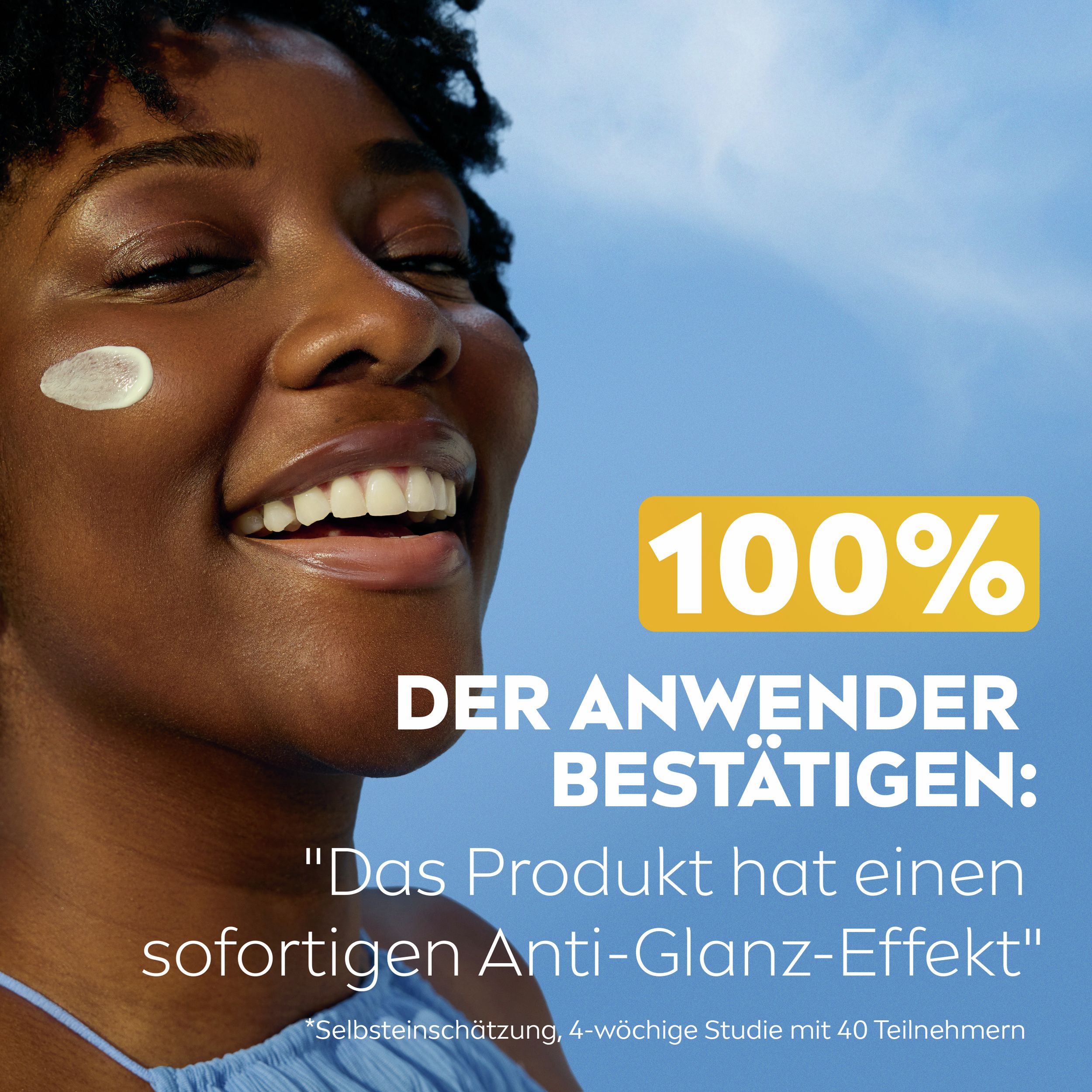 Femme avec produit sur la peau. Texte: 100% confirment effet anti-brillance. Étude avec 40 participants. Fond bleu.