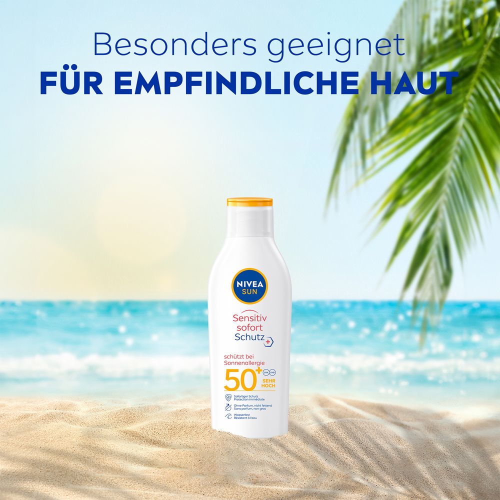 Flacon NIVEA SUN sur la plage avec feuille de palmier et mer en arrière-plan. SPF 50.