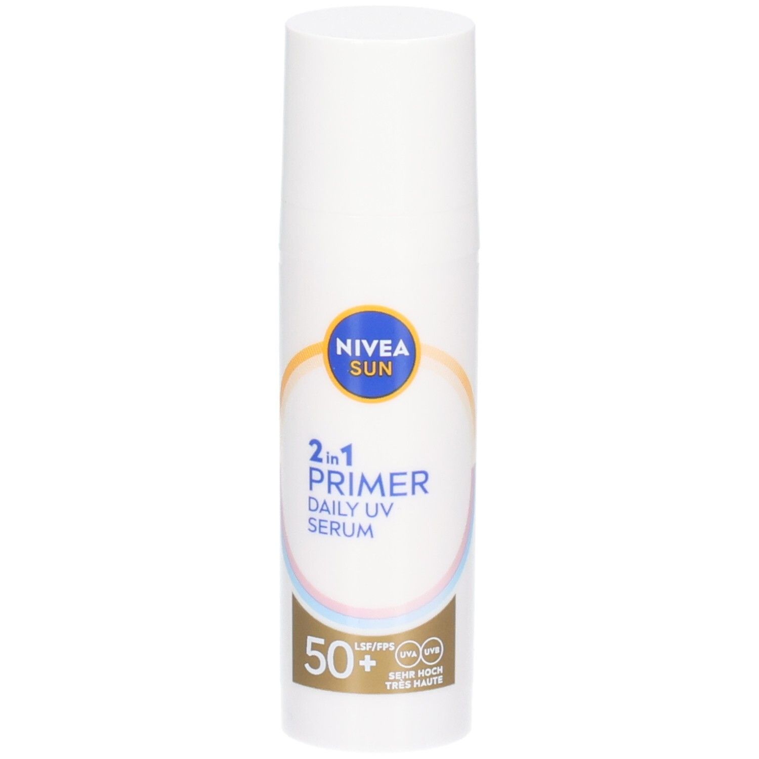 Flacon blanc NIVEA SUN 2in1 Primer Daily UV Serum LSF 50. Logos bleus et jaunes. Texte: 2in1 Primer, Daily UV Serum, 50+.