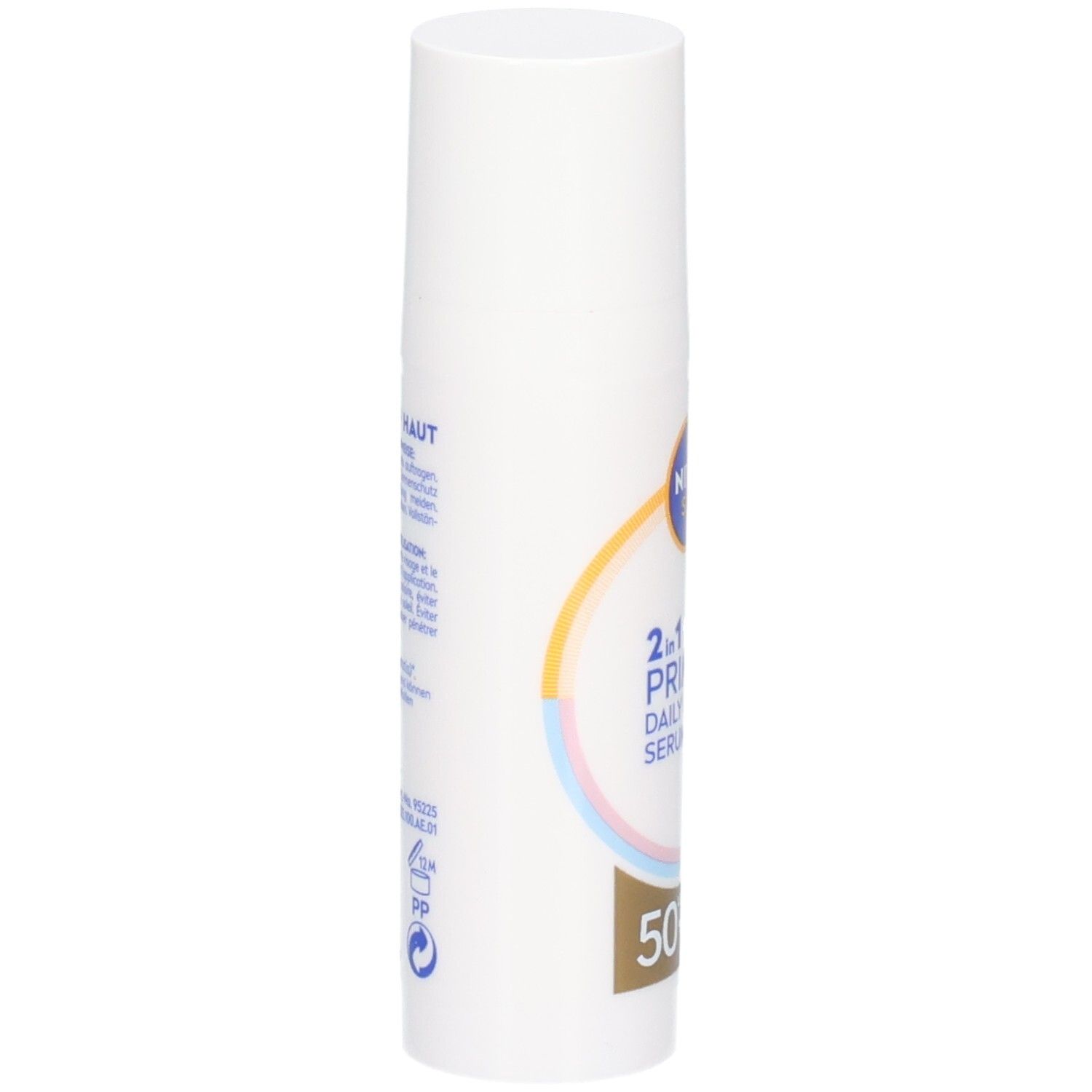 Flacon blanc NIVEA SUN 2in1 Primer Daily UV Serum. Côté avec texte et logos. 50+ FPS. Informations produit.