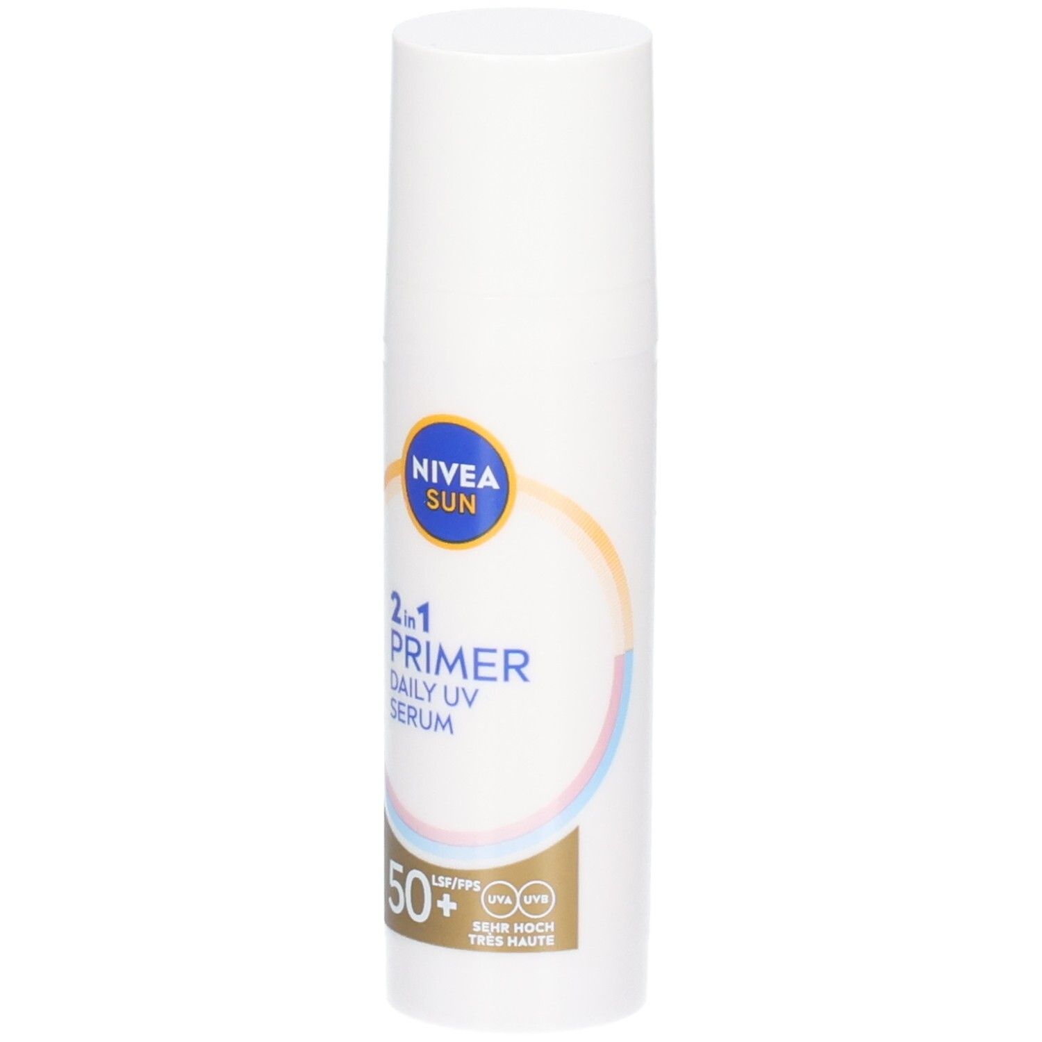 Flacon blanc NIVEA SUN 2in1 Primer Daily UV Serum LSF 50. Logos bleus et jaunes. Texte: 2in1 Primer, Daily UV Serum, 50+.