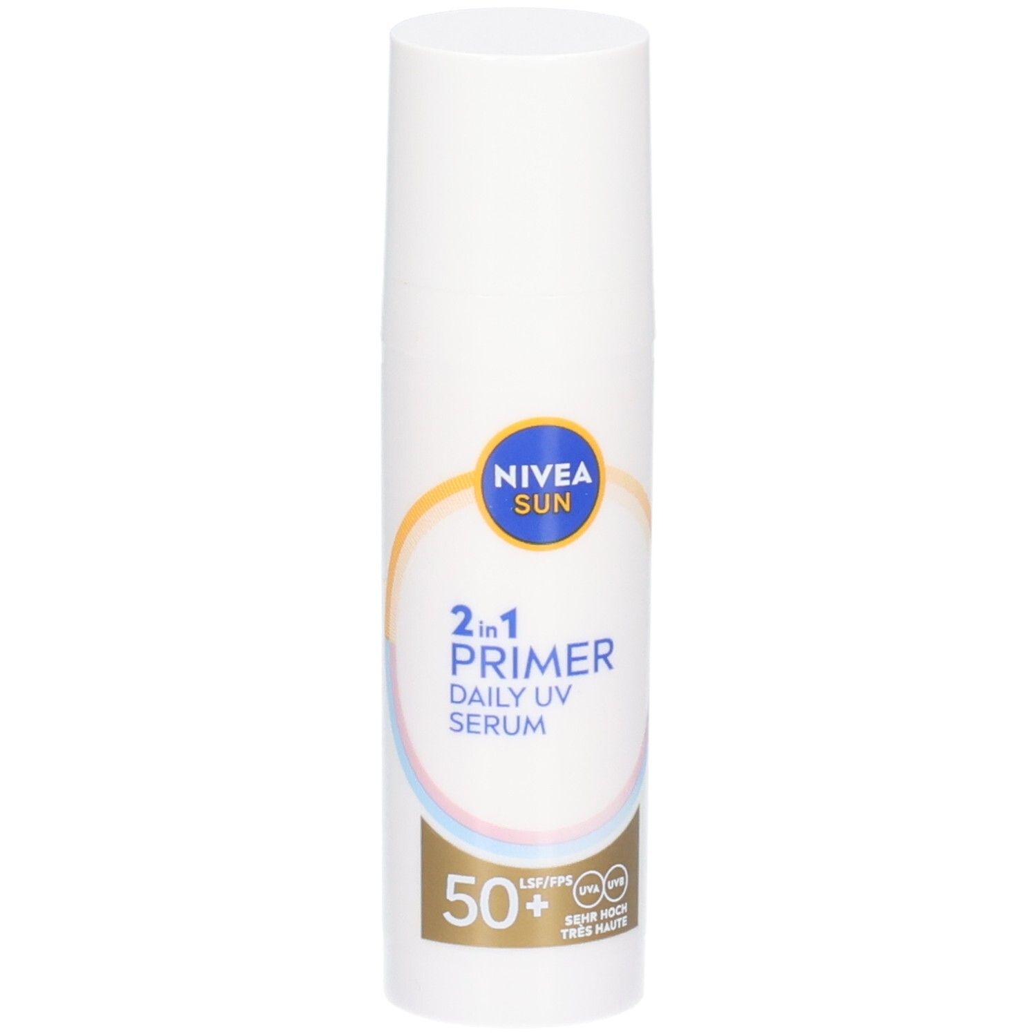 Flacon blanc NIVEA SUN 2in1 Primer Daily UV Serum LSF 50. Logos bleus et jaunes. Texte: 2in1 Primer, Daily UV Serum, 50+.