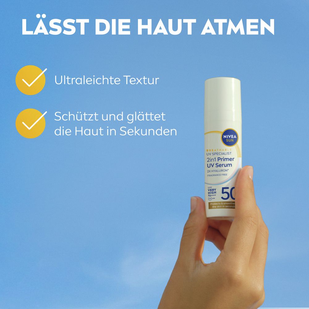 Main tenant NIVEA SUN 2in1 Primer Sérum UV SPF 50+. Texture ultralégère, protège et lisse.