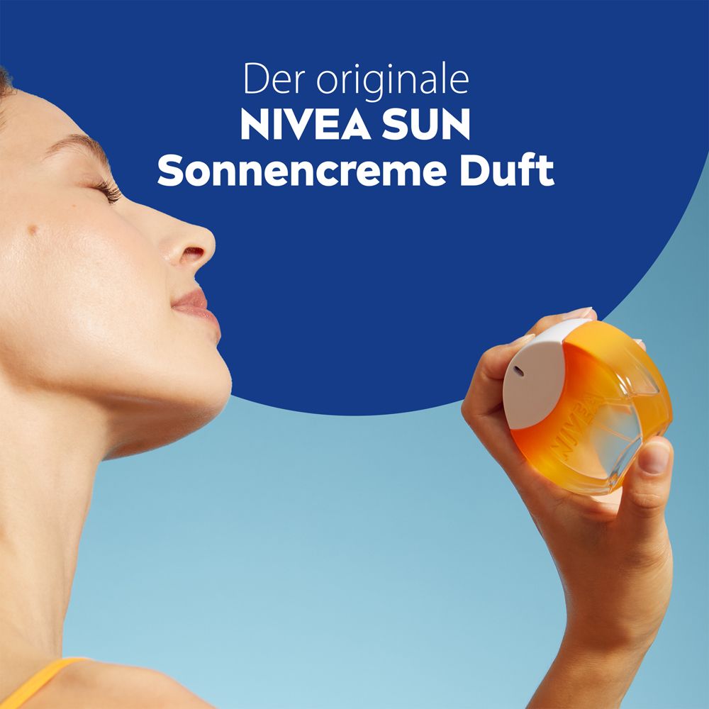 Une femme tient un flacon NIVEA SUN Eau de Toilette, le texte dit 'Le parfum original de crème solaire NIVEA SUN'.